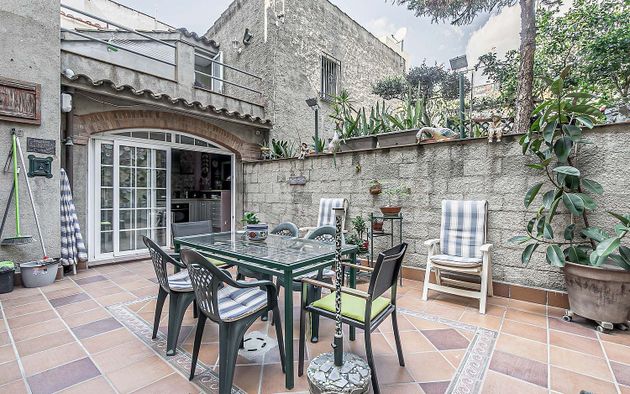 Foto 1 de Casa en venda a Centre - Badalona de 3 habitacions amb terrassa i jardí