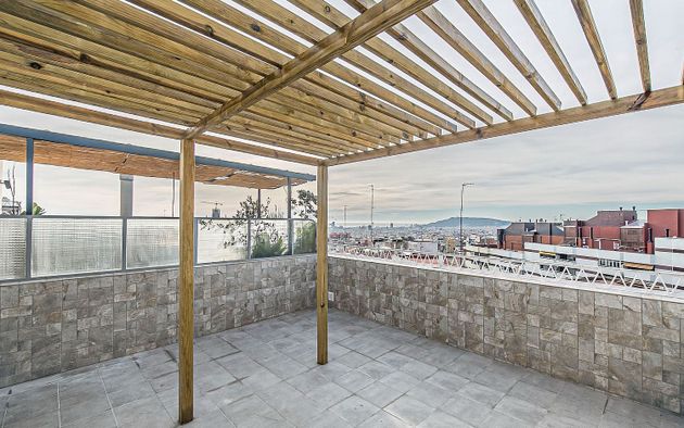 Foto 2 de Àtic en venda a El Camp de l'Arpa del Clot de 2 habitacions amb terrassa i balcó