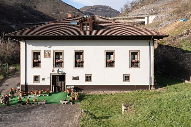 Foto 1 de Casa rural en venda a Lena de 9 habitacions amb terrassa i jardí