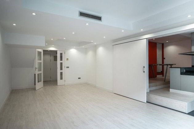 Foto 2 de Dúplex en venda a El Guinardó de 4 habitacions amb terrassa i aire acondicionat