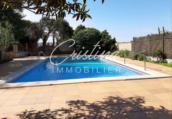 Foto 1 de Casa adossada en venda a Avinguda Catalunya de 4 habitacions amb terrassa i piscina