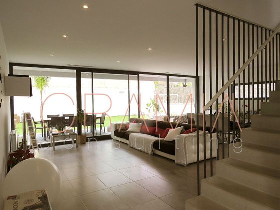 Foto 2 de Chalet en venta en Montgat de 4 habitaciones con terraza y piscina