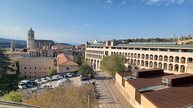 Foto 1 de Casa en venta en Centre - Girona de 6 habitaciones con terraza y garaje