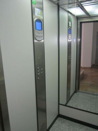 Foto 1 de Edifici en venda a Avda. Alemania - Italia amb ascensor