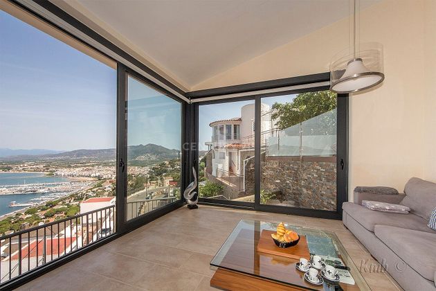 Foto 2 de Venta de casa en calle De Joan Margarit de 2 habitaciones con terraza y piscina