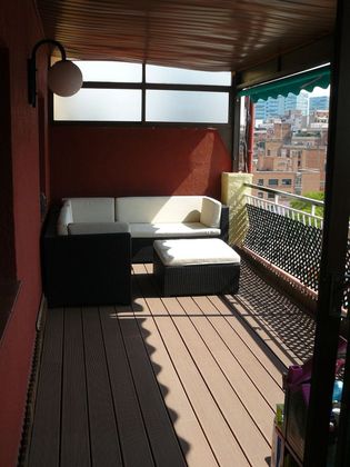 Foto 1 de Àtic en venda a El Poble Sec - Parc de Montjuïc de 2 habitacions amb terrassa i balcó