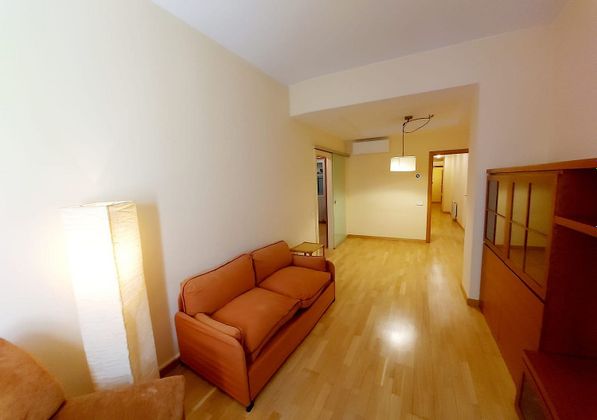 Foto 2 de Pis en lloguer a La Nova Esquerra de l'Eixample de 3 habitacions amb mobles i aire acondicionat