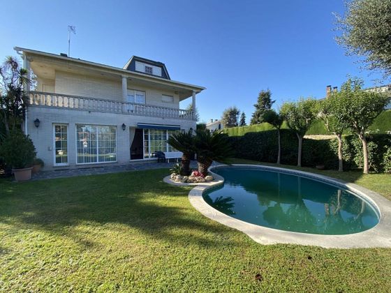 Foto 1 de Xalet en venda a Canovelles de 6 habitacions amb terrassa i piscina