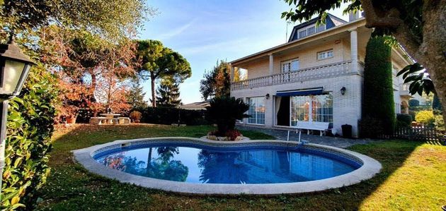 Foto 2 de Xalet en venda a Canovelles de 6 habitacions amb terrassa i piscina