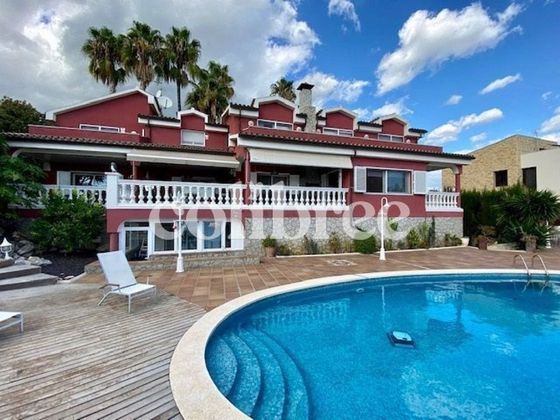 Foto 2 de Venta de casa en Alella de 6 habitaciones con terraza y piscina