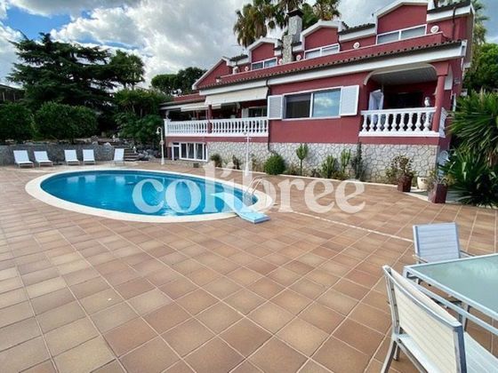 Foto 2 de Casa en venda a Alella de 6 habitacions amb terrassa i piscina
