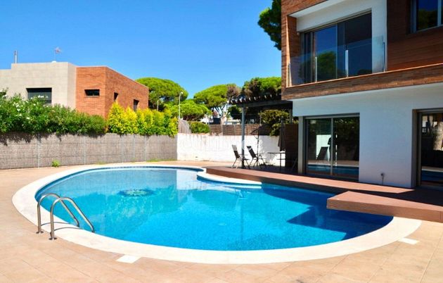 Foto 1 de Chalet en venta en La Pineda de 4 habitaciones con terraza y piscina