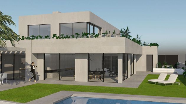 Foto 1 de Venta de chalet en Ciutat Diagonal - La Miranda - La Mallola de 4 habitaciones con terraza y piscina