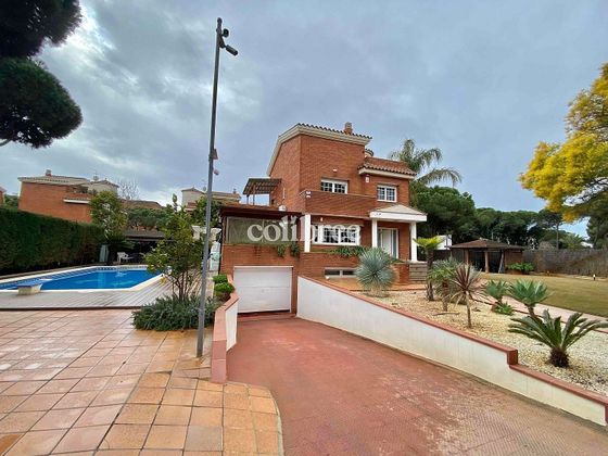 Foto 1 de Chalet en venta en Gavà Mar de 5 habitaciones con terraza y piscina