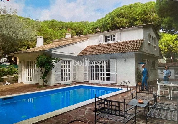Foto 1 de Chalet en venta en La Pineda de 4 habitaciones con terraza y piscina