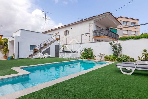 Foto 2 de Chalet en venta en Can Bou de 5 habitaciones con terraza y piscina