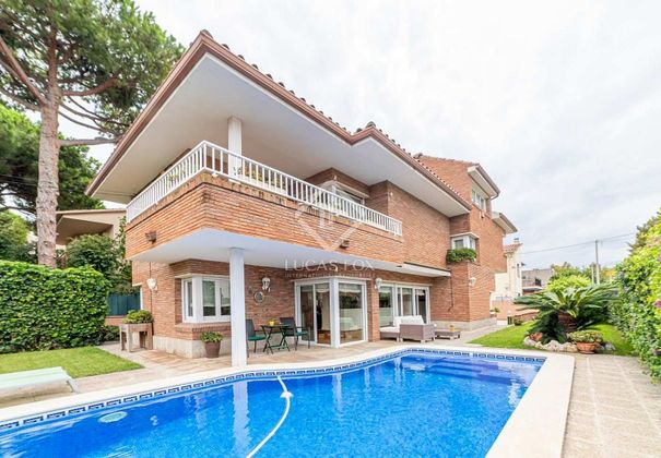 Foto 1 de Xalet en venda a Can Bou de 4 habitacions amb terrassa i piscina