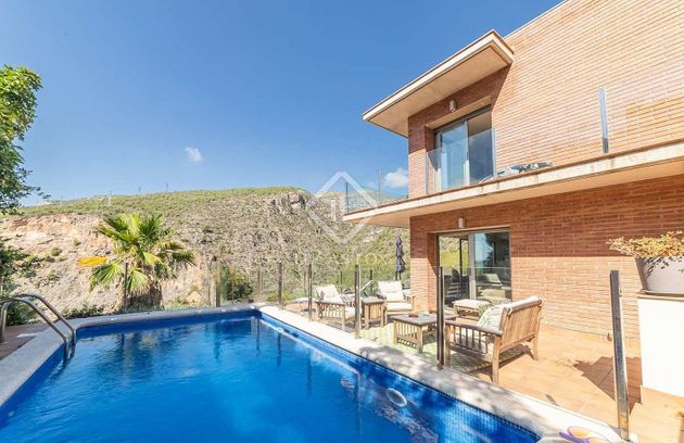 Foto 1 de Xalet en venda a Botigues de Sitges - Garraf de 6 habitacions amb terrassa i piscina