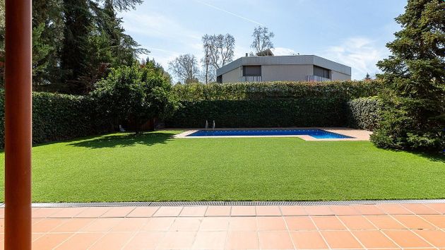 Foto 2 de Chalet en alquiler en Mira-sol de 6 habitaciones con terraza y piscina