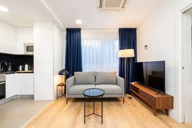 Foto 1 de Alquiler de piso en Piovera - Conde Orgaz de 1 habitación con muebles y aire acondicionado