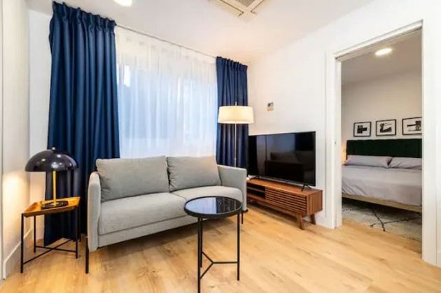 Foto 2 de Alquiler de piso en Piovera - Conde Orgaz de 1 habitación con muebles y aire acondicionado