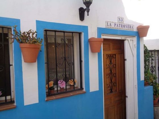 Foto 1 de Pis en lloguer a Casco Antiguo - Santa Cruz de 1 habitació amb terrassa i mobles