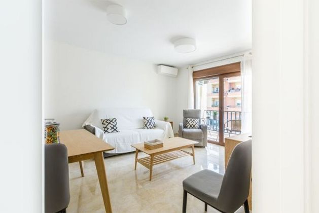 Foto 1 de Alquiler de piso en Caleta de Vélez de 1 habitación con terraza y muebles