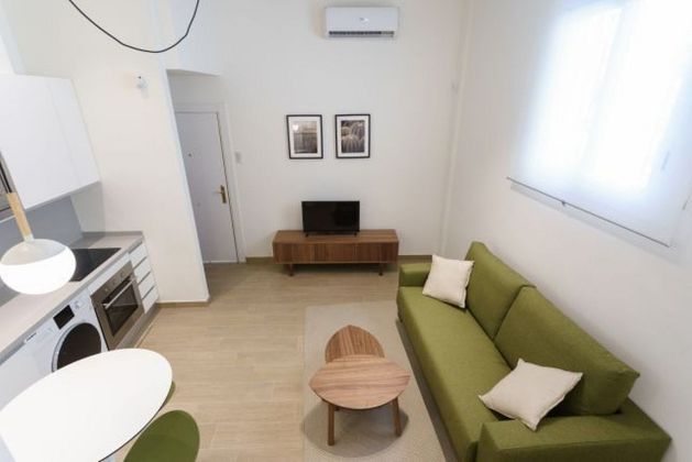 Foto 2 de Estudio en alquiler en El Molinillo - Capuchinos con muebles y aire acondicionado