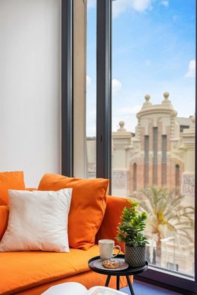 Foto 2 de Alquiler de estudio en Centro - Alicante con muebles y aire acondicionado
