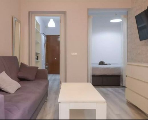 Foto 2 de Alquiler de piso en Embajadores - Lavapiés de 1 habitación con muebles y balcón