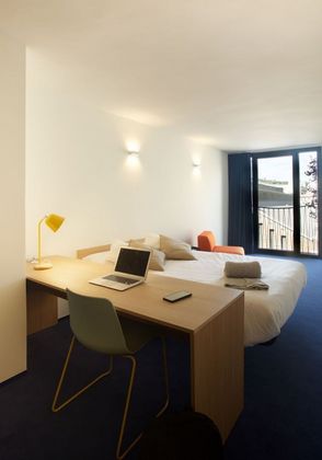 Foto 1 de Alquiler de estudio en Centro - Alicante con terraza y muebles