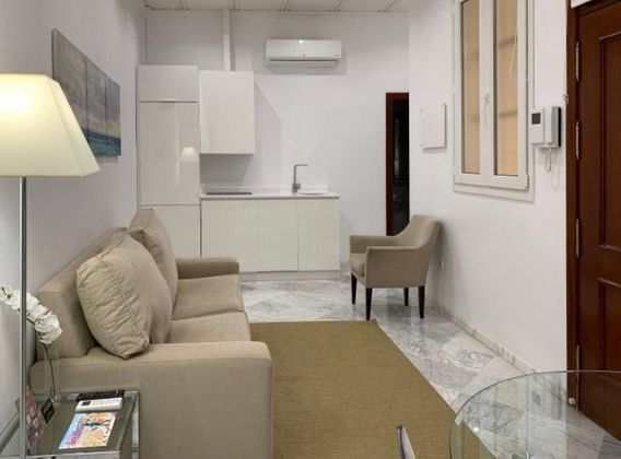 Foto 2 de Pis en lloguer a Encarnación - Regina de 2 habitacions amb mobles i aire acondicionat