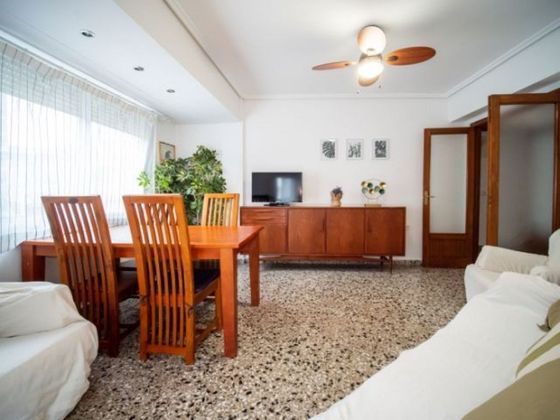 Foto 1 de Piso en alquiler en La Roqueta de 3 habitaciones con muebles y balcón