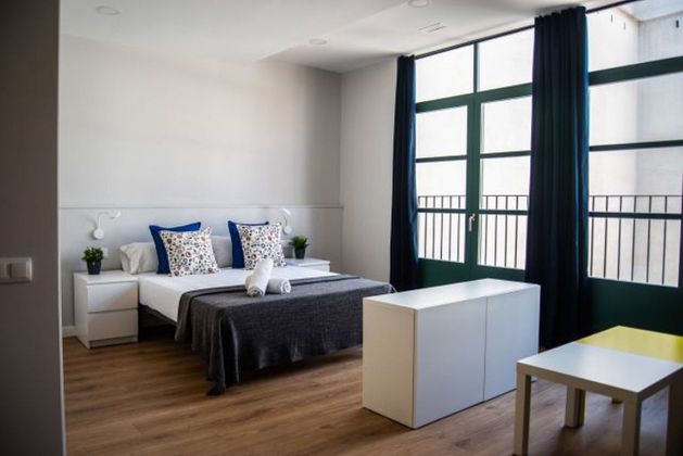 Foto 2 de Alquiler de estudio en Sants con muebles y balcón