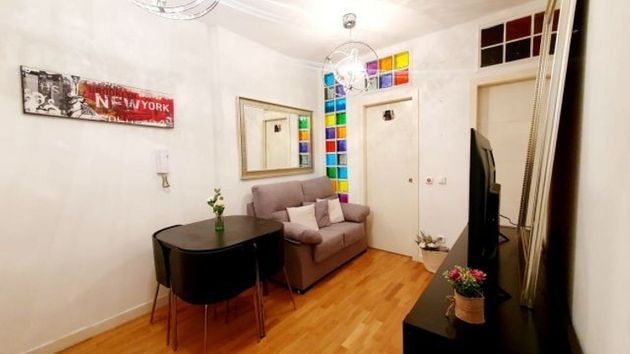 Foto 1 de Alquiler de piso en Embajadores - Lavapiés de 2 habitaciones con muebles y aire acondicionado