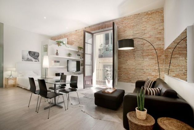Foto 2 de Estudio en alquiler en El Gòtic con muebles y balcón