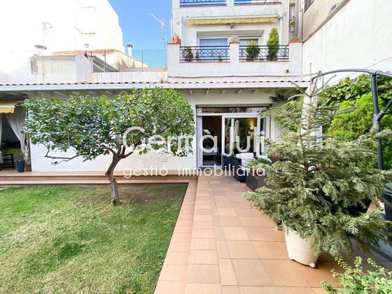 Foto 2 de Casa en venta en Centre - Badalona de 7 habitaciones con terraza y jardín