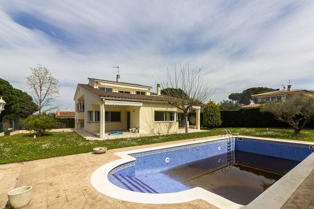 Foto 1 de Casa en venta en Riudellots de la Selva de 5 habitaciones con terraza y piscina