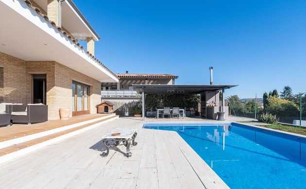 Foto 1 de Venta de casa en Vilablareix de 5 habitaciones con piscina y garaje