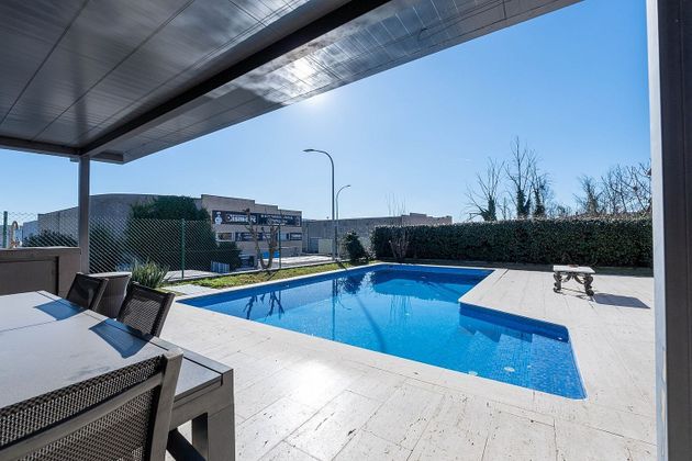 Foto 2 de Venta de casa en Vilablareix de 5 habitaciones con piscina y garaje