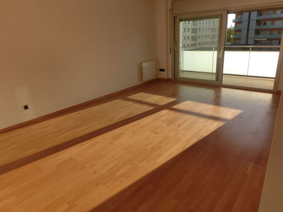 Foto 1 de Venta de piso en Poblenou - L'Olivar Gran de 3 habitaciones con piscina y garaje