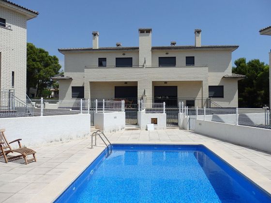 Foto 2 de Casa en venda a calle Magnolia de 3 habitacions amb terrassa i piscina