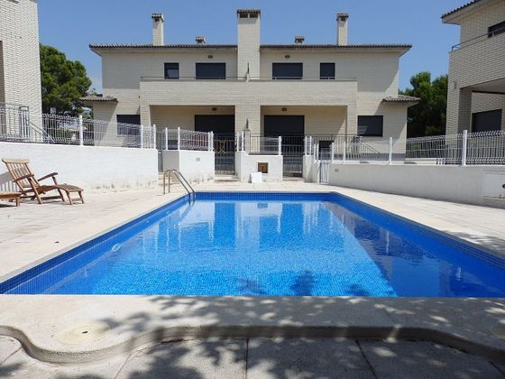 Foto 1 de Casa en venda a calle Magnolia de 3 habitacions amb terrassa i piscina