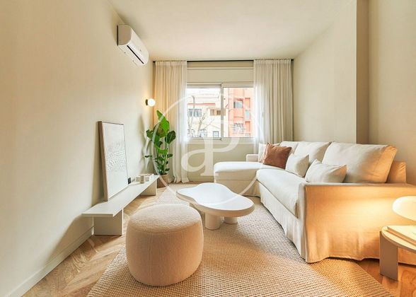 Foto 1 de Venta de piso en Vila de Gràcia de 2 habitaciones con aire acondicionado y calefacción