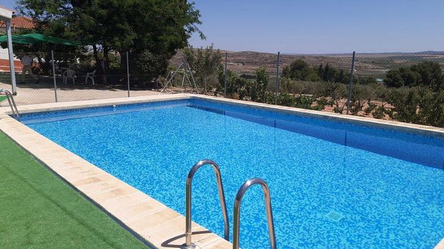 Foto 1 de Venta de chalet en Montealegre del Castillo de 3 habitaciones con piscina y jardín