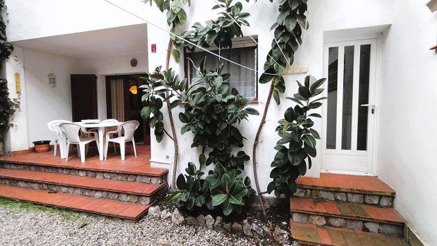Foto 1 de Venta de casa adosada en Sant Pere de Ribes Centro de 3 habitaciones con terraza y jardín