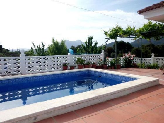 Foto 2 de Casa en venta en Olesa de Montserrat de 5 habitaciones con terraza y piscina