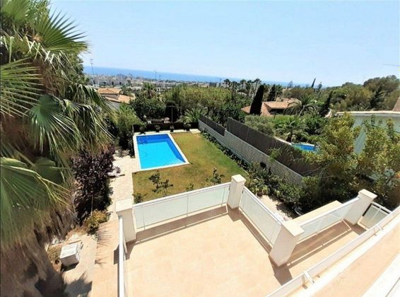 Foto 1 de Chalet en venta en Vallpineda - Santa Bàrbara de 4 habitaciones con terraza y piscina