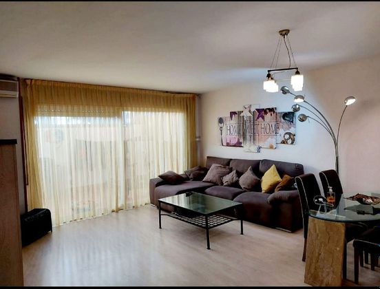 Foto 2 de Dúplex en venda a calle Coll i Pujol de 3 habitacions amb terrassa i aire acondicionat
