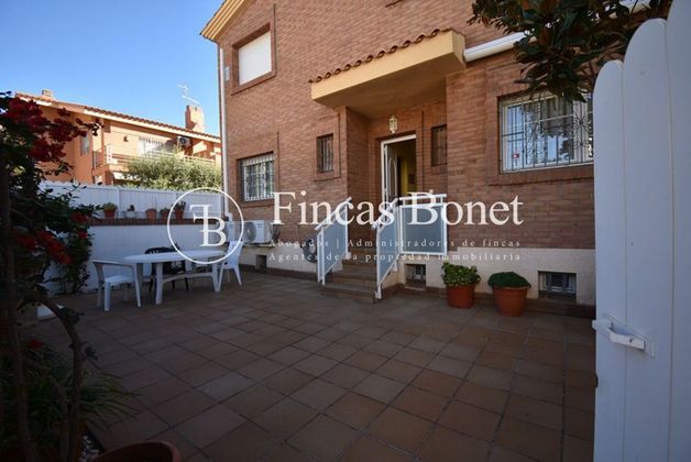 Foto 2 de Casa adossada en venda a calle Tarragones de 4 habitacions amb terrassa i garatge